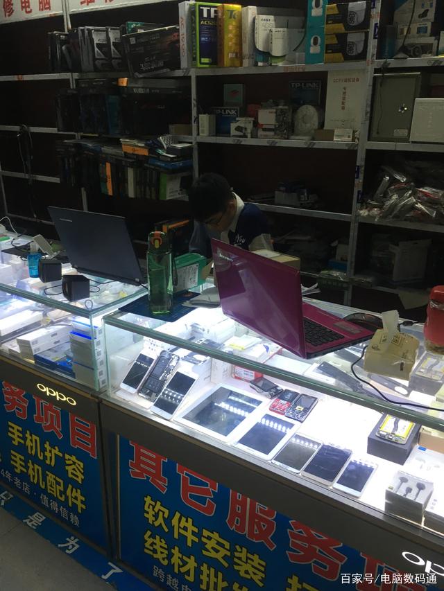 徽州宴老板娘似乎被模仿了,把你电脑店砸了都赔得起,太嚣张了!
